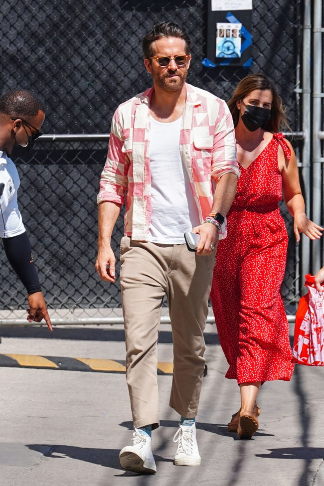 Ryan Reynolds jadi bintang tamu di talkshow Jimmy Kimmel Live yang tayang pada Selasa (9/8/2022). Aktor 45 tahun ini tampil casual tapi tetap stylish dengan t-shirt putih dan kemeja motif geometris sebagai luaran, dipadu celana chino serta sneakers putih. Foto: Getty Images