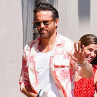 Ada yang menarik dari aksesori yang dikenakannya. Suami Blake Lively ini terlihat memakai perhiasan warna-warni di tangan kirinya. Foto: Getty Images