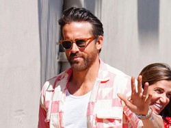 7 Foto Ryan Reynolds Pakai Gelang Warna-warni Buatan Anak, Family Man Sejati