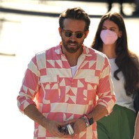 Perhiasan berupa gelang itu dihiasi mote-mote beraneka warna yang dipakainya berdampingan dengan smartwatch.  Foto: Getty Images