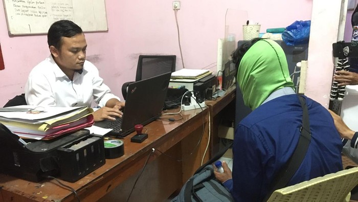 S, terduga pelaku pembunuhan guru TK diamankan di Mapolresta Mataram, Kamis (11/8/2022).