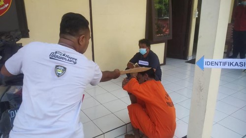 Salah satu adegan dari 13 adegan rekontruksi kasus duel maut Pegayaman, di Mapolsek Sukasada, Buleleng, Kamis (11/8/2022).