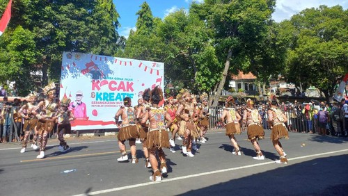 Salah satu peserta lomba gerak jalan kocak dan kreatif dari Sanggar Seni Dwi Mekar, Buleleng, Bali, mengambil tema Bhineka Nusantara, Kamis (11/8/2022).