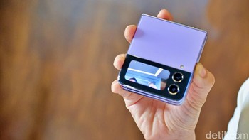 Kamera Galaxy Z Flip 4 ditingkatkan sehingga dapat diandalkan untuk memotret malam. Foto: Adi Fida Rahman/detikINET