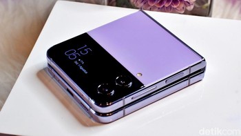 Samsung Galaxy Z Flip 4 punya dimensi lebih compact dari pendahulunya. Foto: Adi Fida Rahman/detikINET