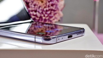 Ponsel ini hanya memiliki 1 slot Nano SIM Card, namun pengguna dapat menambahkan eSIM dibutuhkan. Foto: Adi Fida Rahman/detikINET