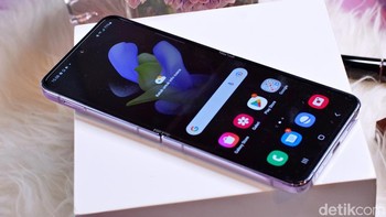 Ukuuran layar Galaxy Z Flip 4 masih sama namun bezelnya lebih tipis. Foto: Adi Fida Rahman/detikINET