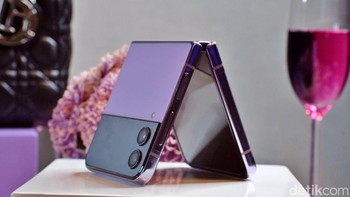 10. Samsung Galaxy Z Flip4. Foto: Adi Fida Rahman/detikINET