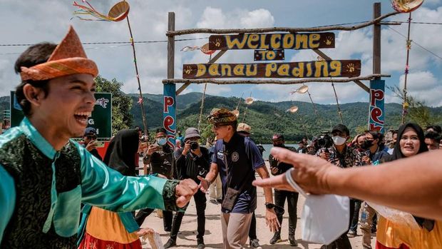 Sandiaga di Desa Wisata Perlang