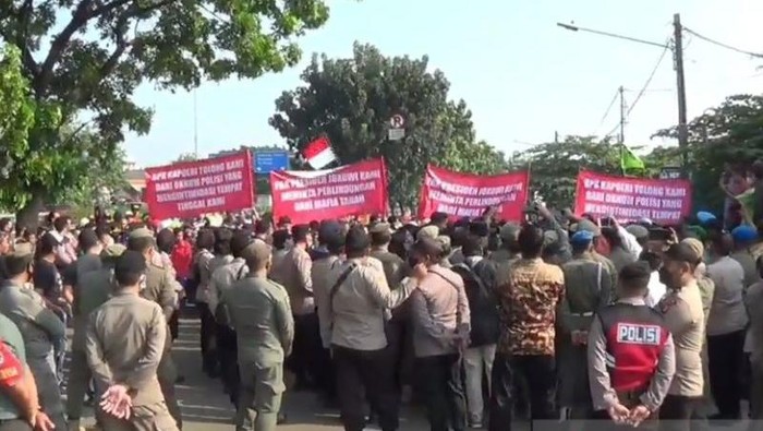 Sejumlah warga di Jalan Raya Cakung Cilincing Timur, Cakung, Jakarta Timur (Jaktim) yang merupakan pemilik hingga pekerja tempat hiburan malam atau kafe memblokade jalan menolak rencana pengosongan lahan (ANTARA/Yogi Rachman)