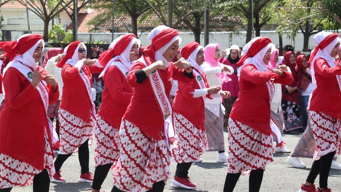 Senam kebaya Pemkab Indramayu.