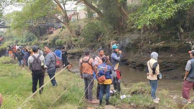Seorang anak berusia 11 tahun tenggelam saat berenang di aliran Sungai Ciliwung, Kelurahan Sukaresmi, Kota Bogor. Tim gabungan mencari korban bernama Rizki. (dok Istimewa)