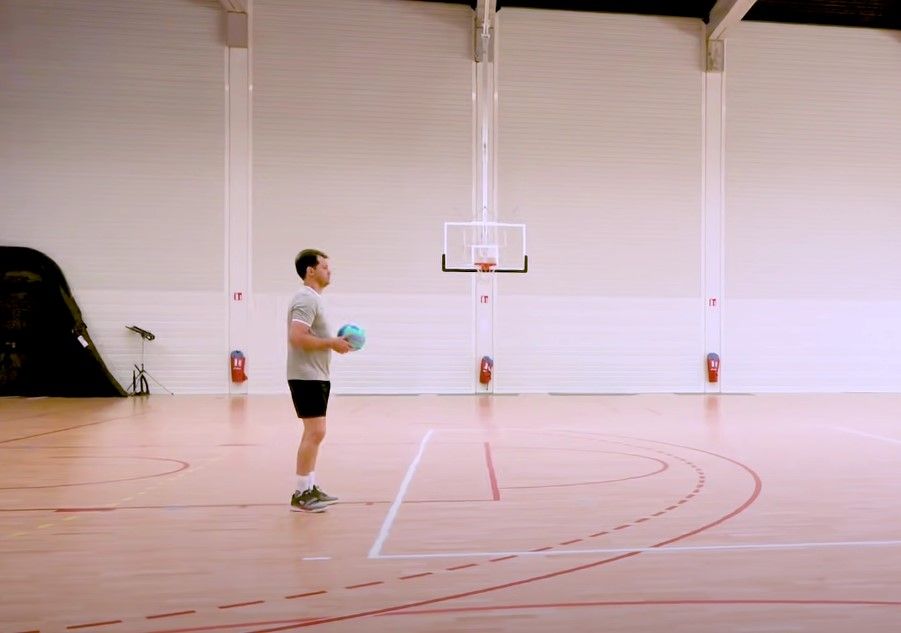 Cara servis bawah bola voli.