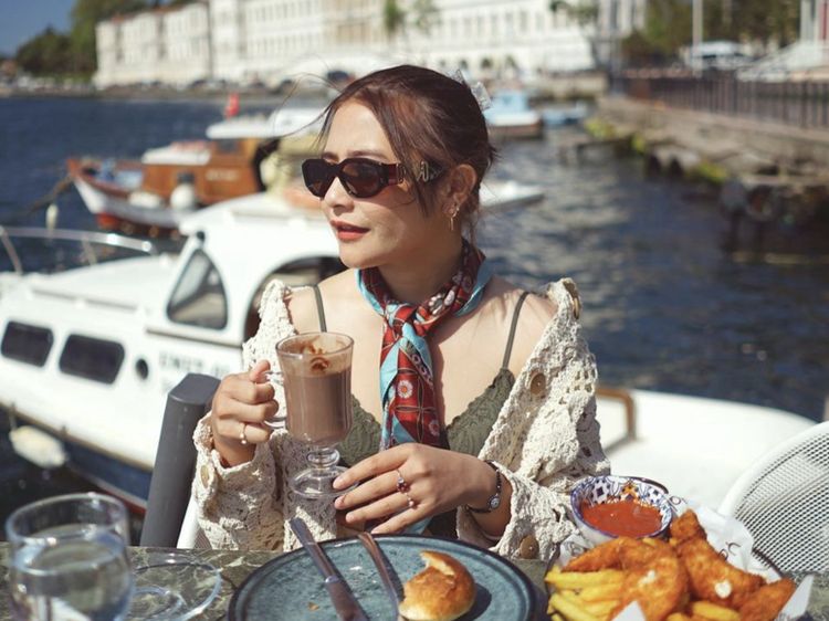 Sibuk di Dapur! Ini Momen Prilly Latuconsina Ulek Cabe hingga Goreng Ayam