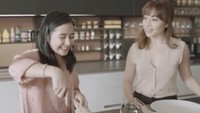 Tak hanya sendirian, Prilly Latuconsina juga sering masak bareng teman artis lainnya. Kali ini Prilly masak sayuran bersama sahabatnya, Nikita Willy. Foto: YouTube / Prilly Latuconsina 