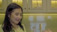 Prilly Latuconsina tampaknya memang sangat jago masak. Prilly pun tampak piawai memotong segala macam bawang-bawangan. Foto: YouTube / Aminda