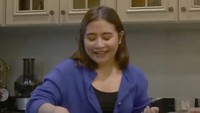 Lagi-lagi Prilly terlihat sedang mengulek sambal. Prilly kayaknya doyan pedas nih ya? Foto: YouTube / Prilly Latuconsina 