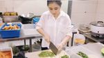 Sibuk di Dapur! Ini Momen Prilly Latuconsina Ulek Cabe hingga Goreng Ayam