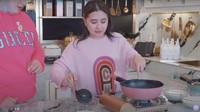 Bersama YouTuber terkenal Tasyi Athasyia, Prilly diajarkan masak puding. Prilly Latuconsina terlihat sedang memindahkan adonan puding ke wadah.Foto: YouTube / Prilly Latuconsina 