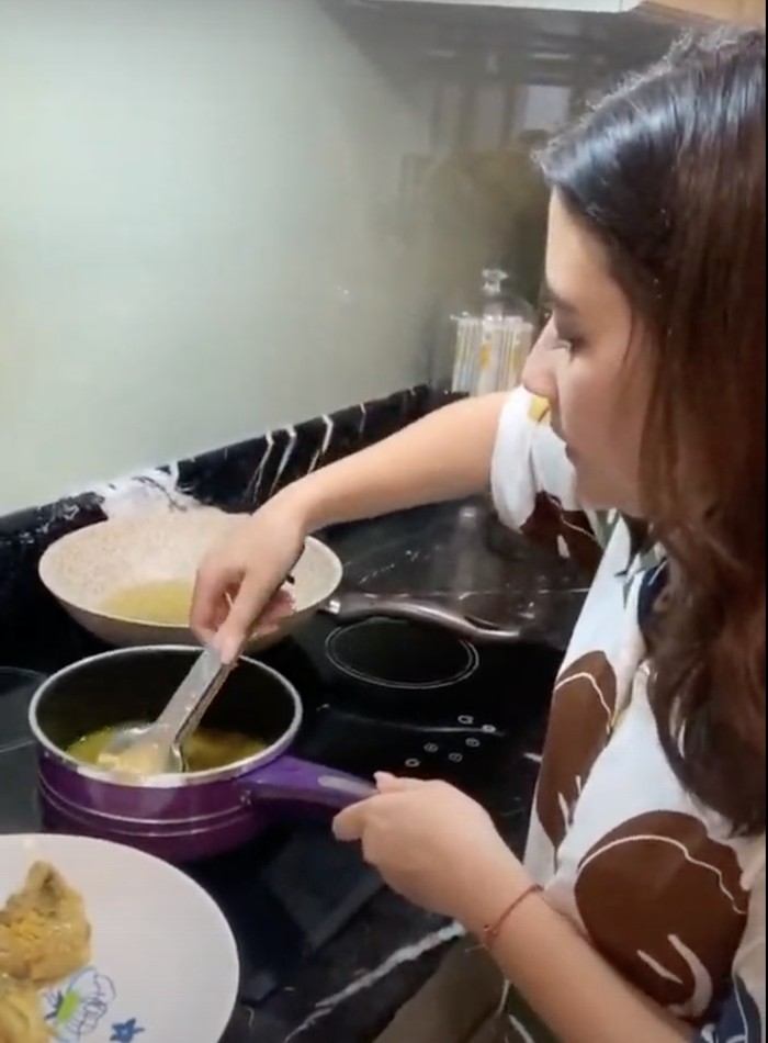 Sibuk di Dapur! Ini Momen Prilly Latuconsina Ulek Cabe hingga Goreng Ayam