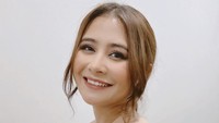 Prilly Latuconsina adalah artis muda Indonesia yang telah membintangi banyak film dan sinetron ternama. Prilly juga sudah mendapatkan banyak penghargaan dari kerja kerasnya itu. Foto: Instagram @prillylatuconsina96