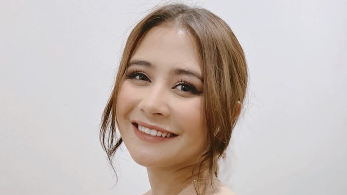 Sibuk di Dapur! Ini Momen Prilly Latuconsina Ulek Cabe hingga Goreng Ayam