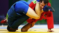 Tak heran jika sport sambo yang dilombakan juga memiliki beragam gerakan tarik, banting, dan kunci seperti judo. Foto: Getty Images/Ian MacNicol