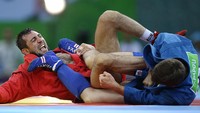 Teknik kuncian ala sambo juga rutin terlihat di arena MMA. Sosok di UFC seperti Khabib Nurmagomedov dulu atau Islam Makachev saat ini pun pernah jadi jawara di arena sambo. Foto: Getty Images/Ian MacNicol
