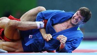 Sambo juga dikenal memiliki banyak sekali varian leg locks atau kuncian pada bagian kaki lawan. Foto: Getty Images/Ian MacNicol