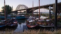 Kapal kayu memilih bersandar lantaran debit air terlalu kecil untuk berlayar. Selain itu, sungai yang mengering ini menghambat perjalanan kapal batu bara dari Rotterdam ke Jerman.  