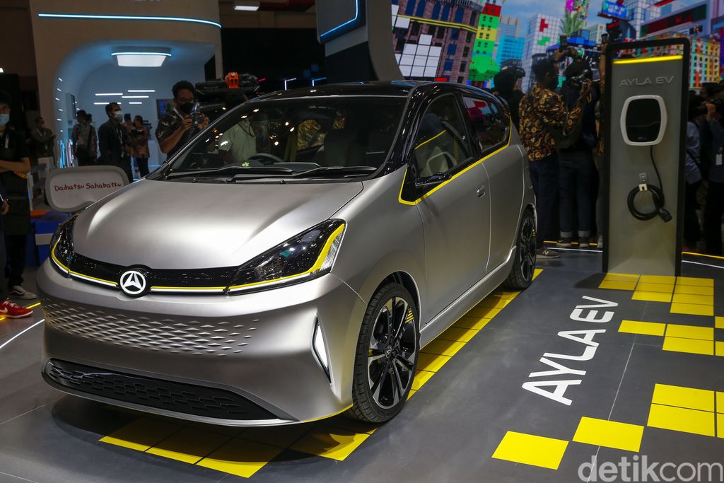 Daihatsu memberi kejutan di hari pertama GIIAS 2022. Mereka memperkenalkan Daihatsu Ayla listrik, meski baru berupa mobil konsep.