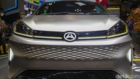 Yang terbilang mengejutkan, mobil yang kena setrum adalah mobil murah Ayla, yang bertransformasi menjadi Ayla EV.