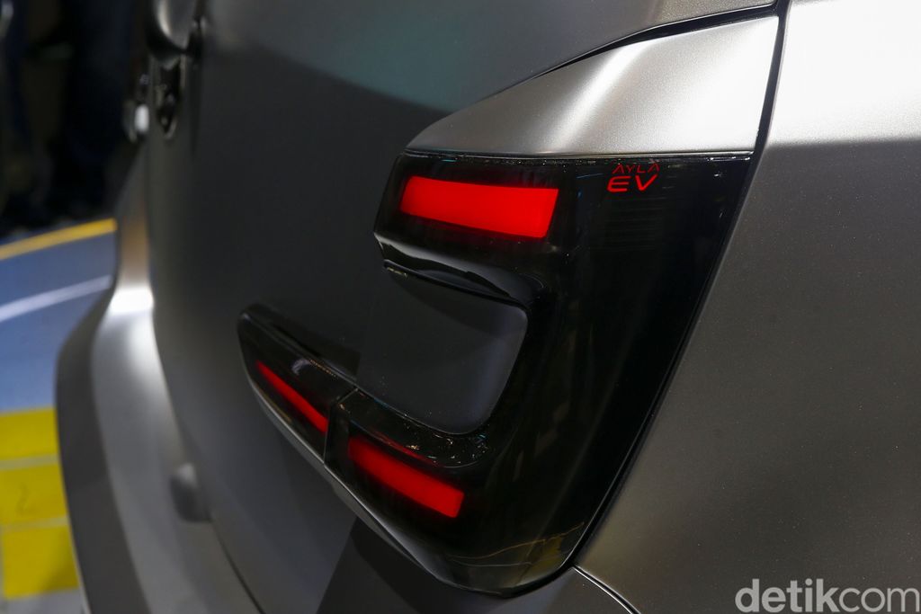 Daihatsu memberi kejutan di hari pertama GIIAS 2022. Mereka memperkenalkan Daihatsu Ayla listrik, meski baru berupa mobil konsep.