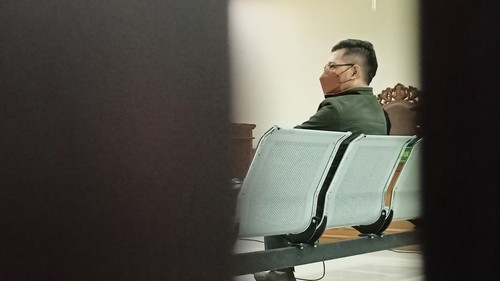 Terdakwa suap DID Tabanan tahun anggaran 2018, yang juga mantan staf khusus eks Bupati Tabanan, Dewa Nyoman Wiratmaja, saat mendengar uraian tuntutan dari tim penuntut umum KPK, Kamis (11/8/2022).