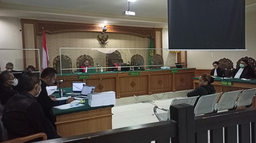 Terdakwa suap DID tahun anggaran 2018 yang juga mantan Bupati Tabanan, Ni Putu Eka Wiryastuti, saat mendengarkan pembacaan surat tuntutan oleh tim JPU dari KPK dalam sidang pada Kamis (11/8/2022).