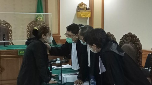 Terdakwa suap DID yang juga mantan Bupati Tabanan Ni Putu Eka Wiryastuti berkonsultasi dengan tim penasihat hukumnya usai pembacaan surat tuntutan, Kamis (11/8/2022).