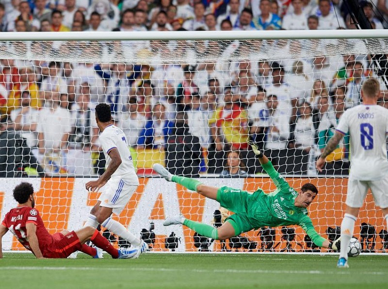 HELSINKI, FINLAND - AUGUST 10: goalkeeper Thibaut Courtois of Real Madrid looks on during the Real Madrid CF and Eintracht Frankfurt - UEFA Super Cup Final 2022 at on August 10, 2022 in Helsinki, Finland. (Photo by Gaston Szerman/DeFodi Images via Getty Images)