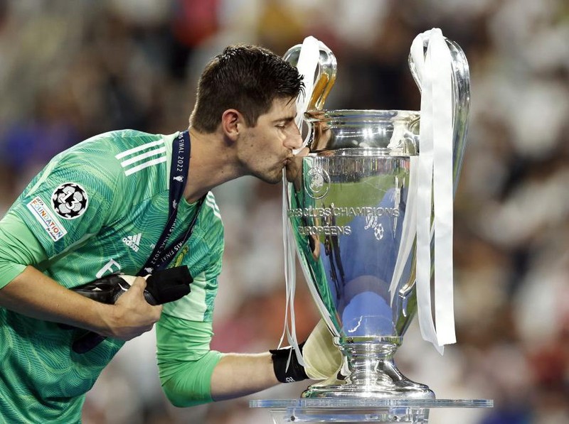 HELSINKI, FINLAND - AUGUST 10: goalkeeper Thibaut Courtois of Real Madrid looks on during the Real Madrid CF and Eintracht Frankfurt - UEFA Super Cup Final 2022 at on August 10, 2022 in Helsinki, Finland. (Photo by Gaston Szerman/DeFodi Images via Getty Images)