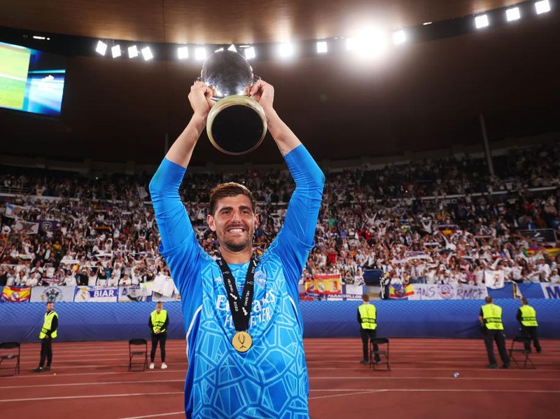 HELSINKI, FINLAND - AUGUST 10: goalkeeper Thibaut Courtois of Real Madrid looks on during the Real Madrid CF and Eintracht Frankfurt - UEFA Super Cup Final 2022 at on August 10, 2022 in Helsinki, Finland. (Photo by Gaston Szerman/DeFodi Images via Getty Images)