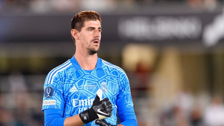 HELSINKI, FINLAND - AUGUST 10: goalkeeper Thibaut Courtois of Real Madrid looks on during the Real Madrid CF and Eintracht Frankfurt - UEFA Super Cup Final 2022 at on August 10, 2022 in Helsinki, Finland. (Photo by Gaston Szerman/DeFodi Images via Getty Images)