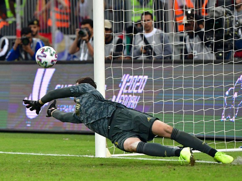 HELSINKI, FINLAND - AUGUST 10: goalkeeper Thibaut Courtois of Real Madrid looks on during the Real Madrid CF and Eintracht Frankfurt - UEFA Super Cup Final 2022 at on August 10, 2022 in Helsinki, Finland. (Photo by Gaston Szerman/DeFodi Images via Getty Images)