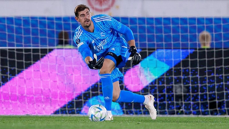 HELSINKI, FINLAND - AUGUST 10:  Thibaut Courtois of Real Madrid 
 during the UEFA Super Cup   match between Real Madrid v Eintracht Frankfurt at the Olympic Stadium Helsinki on August 10, 2022 in Helsinki Finland (Photo by David S. Bustamante/Soccrates/Getty Images)