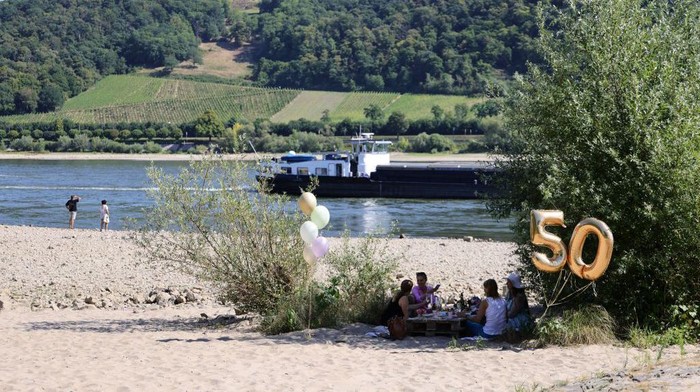 Tingkat Rendah Sungai Rhine Mempersulit Pengiriman KOENIGSWINTER, GERMANY - AUGUST 10: Cargo ships travel on the Rhine River on August 10, 2022 in Koenigswinter near Bonn, Germany. The ongoing hot weather and lack of rain have caused water levels on the Rhine and several other German rivers to fall, which is complicating shipping. Cargo ships are currently unable to travel with full loads, driving up shipping prices several fold. The Rhine is Germany's busiest river for cargo due to the many factories and industrial facilities in the region. (Photo by Andreas Rentz/Getty Images)