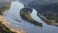 Sungai Rhine dilihat dari udara. Sungai itu merupakan sungai tersibuk di Jerman untuk kapal kargo. Sebab, banyak pabrik dan fasilitas industri di wilayah tersebut.