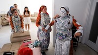Juli dan Agustus adalah bulan tersibuk untuk pernikahan karena banyak orang yang memiliki hubungan dengan desa kembali berkunjung saat itu dan ada pernikahan setiap hari. Terkadang dua kali sehari.