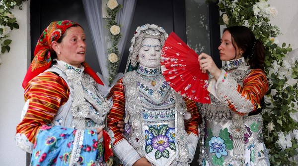 Melissa Guerrero, warga negara AS asal Meksiko, mengenakan rias pengantin tradisional dan kostum tradisional, bersiap untuk upacara pernikahannya di desa Donje Ljubinje, dekat Prizren, Kosovo.