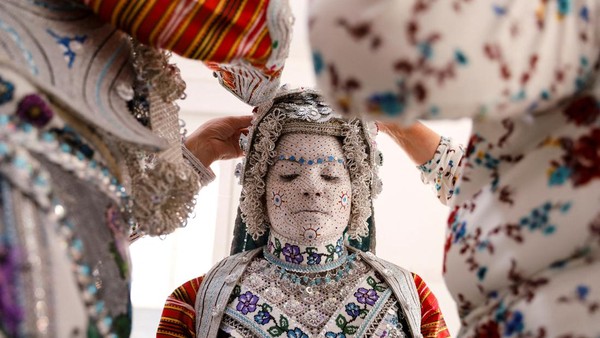 Namun, semakin sedikit orang setiap tahun yang menginginkan pernikahan tradisional semacam ini dan hanya ada satu wanita yang tersisa yang melakukan rias wajah. Aziza Sefitagic, yang berusia akhir 60-an, telah mencoba mengajarkan seninya kepada wanita lain di desa tetapi kebanyakan dari mereka telah beremigrasi ke negara-negara Barat. Namun, semakin sedikit orang setiap tahun yang menginginkan pernikahan tradisional semacam ini dan hanya ada satu wanita yang tersisa yang melakukan rias wajah. Aziza Sefitagic, yang berusia akhir 60-an, telah mencoba mengajarkan seninya kepada wanita lain di desa tetapi kebanyakan dari mereka telah beremigrasi ke negara-negara Barat.