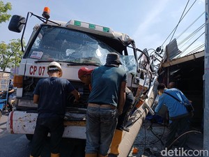 Rem Blong, Truk Tabrak Tiang Listrik di Medan