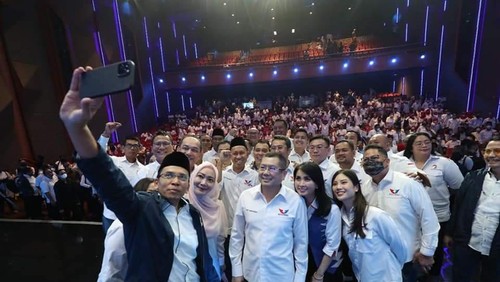 TGB H.M Zainul Majdi berfoto bersama dengan jajaran partai Perindo usai dilantik menjadi Ketua Harian Nasional Partai Perindo di Jakarta