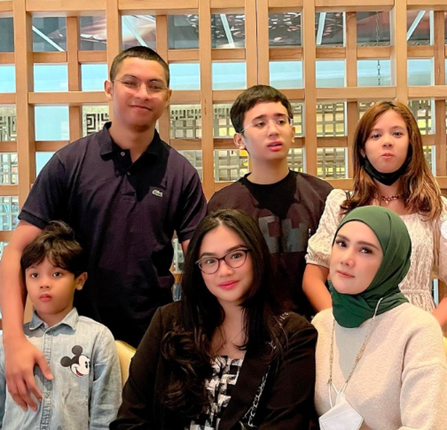 Tyarani Savitri baru saja merayakan ulang tahunnya ke-22. Mulan Jameela membagikan momen bahagia perayaan ulang tahun putri pertamanya itu. Foto: Instagram